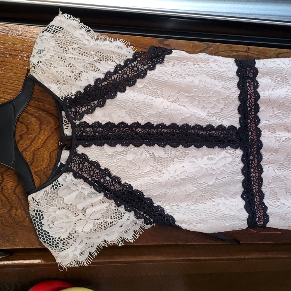 Bebe lace romper - Picture 3 of 10